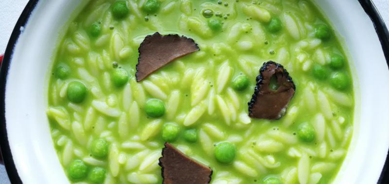 Falso risotto de orzzo, guisantes y trufa negra